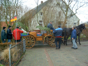 Am 24.12. fährt der Weihnachtsmann mit Pferd und Kutsche durch Pilsum, und beschenkt alle Kinder bis zum 14. Lebensjahr mit Süßigkeiten. - Bild 16: Ferienwohnung in Pilsum an der Nordsee bei Familie Smid