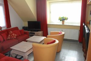 Wohnzimmer mit Schlafsofa - Bild 1: Sylt - Westerland Ferienwohnung mit Internet / Wlan im 1. OG. Whg.3