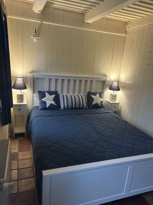 Gemütliches Schlafzimmer mit TV - Bild 5: Geschmackvolles, denkmalgeschütztes Landhaus in Ostfriesland/Nordsee