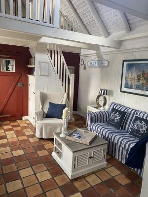 Gemütliches Wohnzimmer mit Kamin - Bild 2: Geschmackvolles, denkmalgeschütztes Landhaus in Ostfriesland/Nordsee