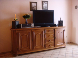 Sideboard mit 32''-Flatscreen - Bild 3: Nordseeferienhaus Sandboll im Nordseeheilbad Friedrichskoog-Spitze