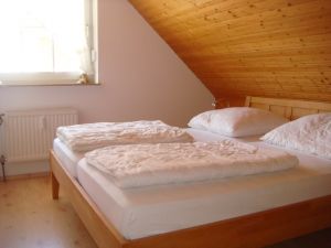 Schlafzimmer mit Doppelbett im OG - Bild 8: Nordseeferienhaus Sandboll im Nordseeheilbad Friedrichskoog-Spitze