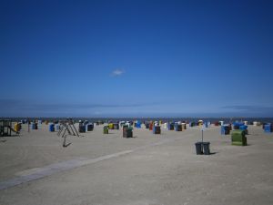 ca. 300 Strandkörbe in lockerer Aufstellung
Am Strand ist ein Multifunktionsgebäude mit sanitären Einrichtungen, Wickelraum, Restaurant und Imbiss - Bild 16: Nordsee / Ostfriesland strandnahes Ferienhaus 1-5 Personen (Hund erlaubt)