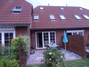 Es erwartetet Sie eine sonnige, 20 qm große Terrasse in Süd/Ost Lage - Bild 1: Nordsee / Ostfriesland strandnahes Ferienhaus 1-5 Personen (Hund erlaubt)