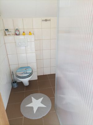 Badezimmer,Dusche,WC,Fenster und Duschwand- - Bild 10: Ferienwohnung 45 qm Nessmersiel 2 Pers. Vierbeiner gerne gesehen!
