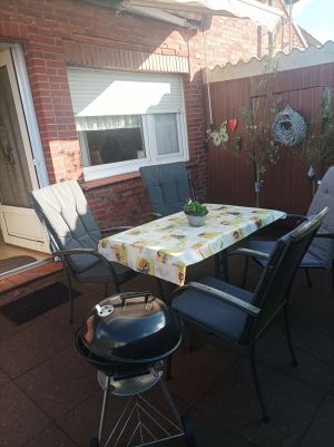 Kohlegrill, Sonnenschirm, Gartenmöbel, Polster, Zaun Höhe 180 Meter.

E-Bikes steht unsere Blockhütte zur Verfügung mit Strom. - Bild 20: Ferienwohnung 45 qm Nessmersiel 2 Pers. Vierbeiner gerne gesehen!