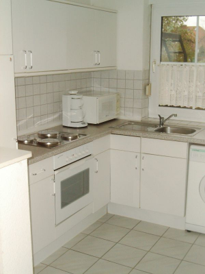 Einbauchküche mit 4 Kochfeldern, Backofen, Geschirrspülmaschine etc. - Bild 1: Doppelhaushälfte in ruhiger Sackgassenlage im Küstenbadeort Neßmersiel