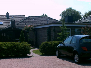 Sie verfügen bei uns über Ihren eigenen Stellplatz auf dem Grundstück - Sie stehen bei uns nicht 'auf der Strasse'. - Bild 13: Ferienwohnung Eggesin auf der Insel Borkum