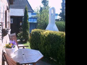Sommer, Sonne, Terrasse, Holzmobiliar. Strandkorb, Grillkamin - alles da! - Bild 11: Ferienwohnung Eggesin auf der Insel Borkum