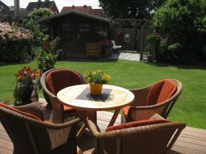 Ausblick aus dem Wohnzimmer bzw. Wintergarten in den Garten. - Bild 16: Fünf Sterne Ferienwohnung "Schwalbe" in Leer (Ostfriesland), Garten, ruhig