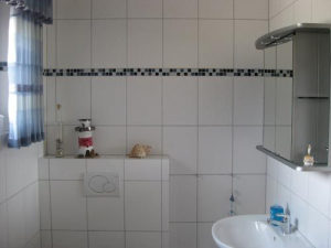 In diesem Raum befindet sich u. a. die Wschmaschine u. der Trockner. - Bild 12: Fünf Sterne Ferienwohnung "Schwalbe" in Leer (Ostfriesland), Garten, ruhig