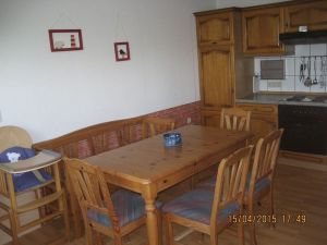 Küche mit Sitzecke und Kinderhochstuhl - Bild 8: Haus am Sommerdeich "STRANDKORB INKLUSIV" Hunde willkommen