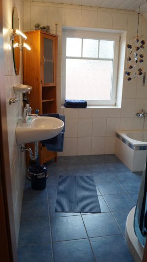 Badezimmer mit Dusche, Wannne und WC
Handtücher werden gestellt
Fön vorhanden - Bild 22: Ferienwohnung Kerstin in Strackholt
