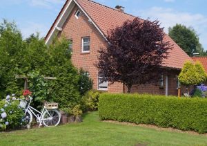 Ihr PKW-Stellplatz ist direkt am Haus - Bild 1: Ferienwohnung Kerstin in Strackholt