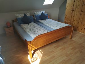 Grosses helles Schlafzimmer mit Doppelbett 180x200. Kinderbett kann zugestellt werden,
Bettwäsche incl., - Bild 7: Ferienwohnung Kerstin in Strackholt