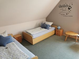 Lattenrahmen sind Kopf und Fußteil verstellbar,
Betten 100x200,
waschbares Bettzeug,
Bettwäsche incl. - Bild 11: Ferienwohnung Kerstin in Strackholt