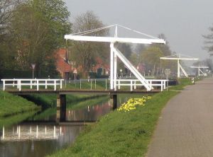 Typisches Wahrzeichen vom Fehn, die weißen Klappbrücken über den Spetzerfehn Kanal an der Hauptwieke. - Bild 35: Ferienwohnung Kerstin in Strackholt