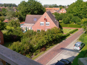 Von der Mühle blickt man auf das Hischenhus - Bild 9: Ferienwohnung Mühlenblick in Rysum bei Greetsiel