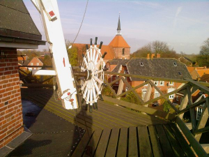 Die Mühlengalerie gibt den Blick frei zur Kirche - Bild 10: Ferienwohnung Mühlenblick in Rysum bei Greetsiel