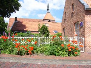 Herrliche Vorgärten sind ein Kennzeichen von Rysum - Bild 11: Ferienwohnung Mühlenblick in Rysum bei Greetsiel