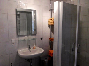 Das Badezimmer verfügt über eine große Dusche und Handtuchheizung - Bild 6: Ferienwohnung Mühlenblick in Rysum bei Greetsiel