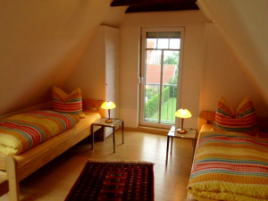 Zwei Einzelbetten - auf Wunsch könenn sie natürlich auch zusammen geschoben werden - Bild 5: Ferienwohnung Mühlenblick in Rysum bei Greetsiel