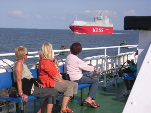 Ein Autotransporter kreuzt den Schiffsweg nach Borkum - Bild 22: Ferienwohnung Mühlenblick in Rysum bei Greetsiel