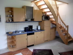 Klein, übersichtlich und platzsparend teilweise unter der Treppe zum Schlafraum - Bild 4: Ferienwohnung Mühlenblick in Rysum bei Greetsiel