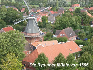 Rechts neben der Mühle liegt ihr Urlaubsdomizil (mit dem dunklen Spitzdach) - Bild 14: Ferienwohnung Mühlenblick in Rysum bei Greetsiel