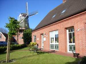 Ihr Urlaubsdomizil - das Hischenhuus. Es liegt in unmittelbarer Nähe zur Rysumer Mühle - Bild 1: Ferienwohnung Mühlenblick in Rysum bei Greetsiel