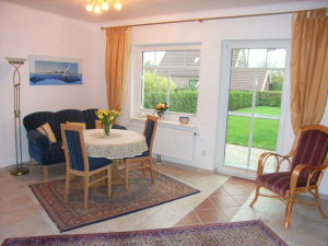 Vom hellen Wohnbereich hat man einen direkten Zugang in den großen Garten - Bild 2: Ferienwohnung Mühlenblick in Rysum bei Greetsiel