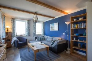 Gemütliche Couch und Essbereich. Alles schön hell. - Bild 1: Radmokerhus Nordseeinsel Pellworm