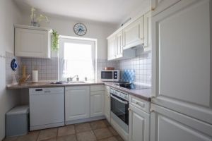 Wie zu Hause. Alles vorhanden, genug Geschirr, Töpfe etc.. Geschirrspüler, Herd mit Ceranfeld, Microwelle usw.. - Bild 6: Radmokerhus Nordseeinsel Pellworm