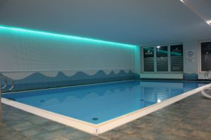 Hallenbad mit Sauna, Dampfbad und Solarium über den Hof zu erreichen.
Hallenbad kostenlos, Wellness gegen geringe Gebühr. - Bild 7: Ferienhaus am Strand/Indoorspielhalle mit WLAN-Anschluss