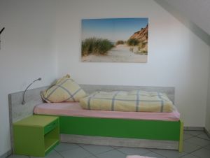 Kinderzimmer im Obergeschoss mit zwei Einzelbetten,
Fenster natürlich mit Insektenschutzrollo und Rollladen - Bild 6: Ferienhaus am Strand/Indoorspielhalle mit WLAN-Anschluss