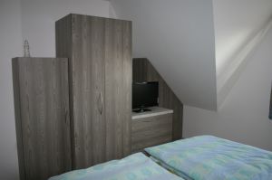 Die Schlafzimmer im Obergeschoß sowie die Terassentür verfügen über hochwertige Insektenschutzgitter. Hier können Sie beruhigt schlafen.
Sei Frühjahr 2018 auch mit Aussenrollladen. - Bild 5: Ferienhaus am Strand/Indoorspielhalle mit WLAN-Anschluss