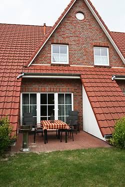 Neue und gemütliche Gartenmöbel stehen für Sie bereit.
Ein Grill kann ebenfalls genutzt werden. - Bild 2: Ferienhaus am Strand/Indoorspielhalle mit WLAN-Anschluss