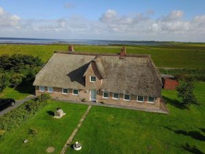 Bild 2: Ferienhaus mit Wohnung im Dachgeschoss - Reet-Dach-Haus f. 4 Personen