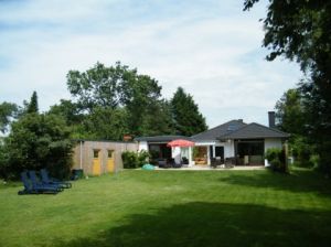 Hunde sind herzlich willkommen, der große Garten ist komplett umzäunt - Bild 10: Ferienhaus Blinkfuer104 in St. Peter-Ording