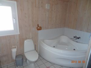 mit Whirlpool,Dusche Waschmaschine, Trockner, Fußbodenheizung und Toilette - Bild 11: Ferienhaus in Lökken/Furreby