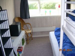 mit 1 Etagenbett ( Kojen ) und 1 Einzelbett und Fernseher. - Bild 8: Ferienhaus in Løkken/Furreby