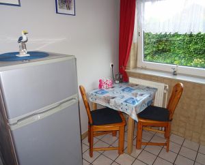 Einbauküche, E-Herd mit Ceran, Backofen, Kaffeepadmaschine 
Kühlschrank,Essgelegenheit, Dunstabzug, Toaster, Kaffeemaschine, 
Wasserkocher, Geschirr, Besteck, Kochtöpfe / Pfannen, gefliester Boden - Bild 7: Nordsee-Ferienwohnung Struckum auch mit Hund