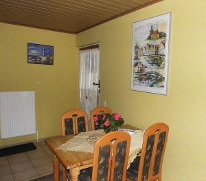 Essbereich Schrankdoppelbett,( 140 X 200) gefliester Boden - Bild 4: Nordsee-Ferienwohnung Struckum auch mit Hund