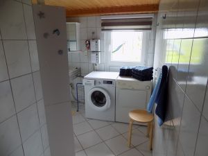 Bad mit Waschmaschine und Trockner - Bild 9: Familienfreundliche Ferienwohnung "Leuchtturm" an der Nordsee
