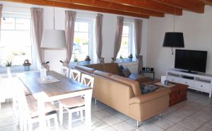 mit großem Esstisch und Sitzplätzen für 6 Personen plus ein Kleinkind im Hochstuhl - Bild 4: Ferienhaus Küstenperle, WLAN, NR, eingezäunter Garten 1,20m, strandnah