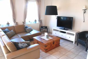 mit Leder-Eckcouch, Flat-Screen (HD+), DVD-Player, Stereo-Hifi-Anlage, Loungesessel und Kuscheldecken zum entspannen - Bild 5: Ferienhaus Küstenperle, WLAN, NR, eingezäunter Garten 1,20m, strandnah