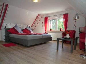 mit nett gestaltetem Ambiente.
Gemütlicher Sitzgruppe und TV. - Bild 5: Ferienhaus mit Hund, zwischen Büsum u. St. Peter, Sauna, Kamin, WLAN