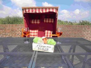auf der großen sonnigen Terrasse.
Ebenso reichlich Gartenmöbel für 10 Personen. - Bild 18: Ferienhaus mit Hund, zwischen Büsum u. St. Peter, Sauna, Kamin, WLAN