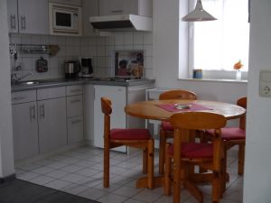 Voll ausgestattete Küche für 4 Personen mit Mikrowelle, Wasserkocher, Kaffeemaschine, Toaster, Kühlschrank und Herd - Bild 3: Nordseeküste-Schillig, Appartmenthaus-Boje Wohnung 15