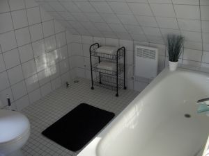 mit Badewanne - Bild 11: Ländliche Fewo nahe der Nordsee, ideal für Umgebungsausflüge